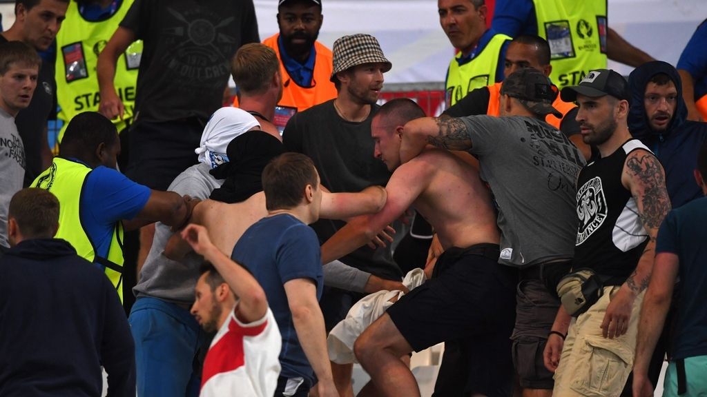 Ingleses y rusos se enfrentan por la calles de la ciudad portuaria
