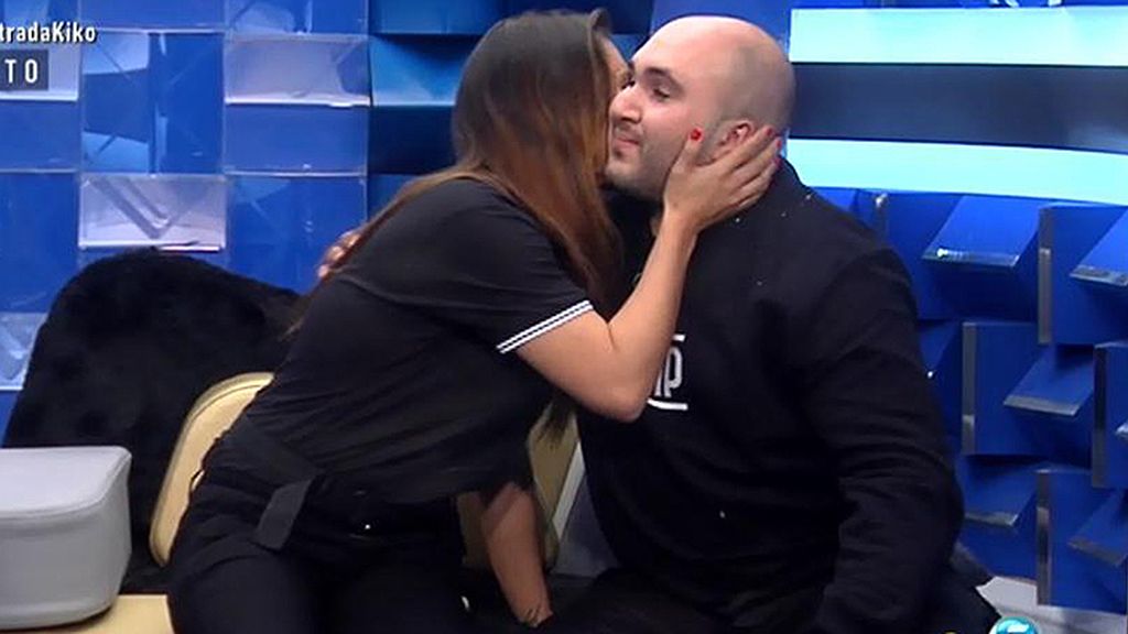 Kiko rompe el hielo y le da dos besos