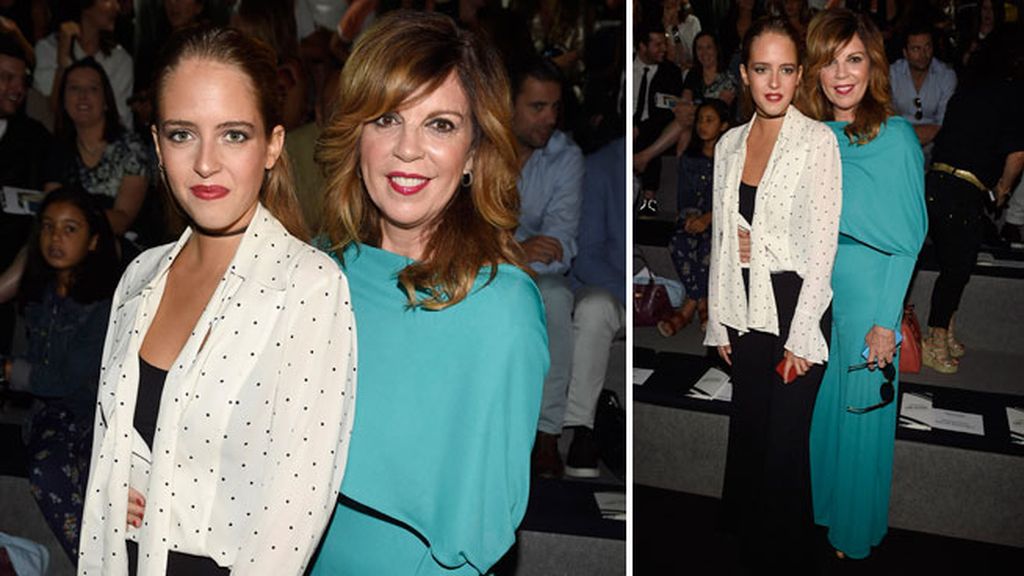 Belinda Washington y su hija Andrea Lazaro en el desfile de Andrés Sarda