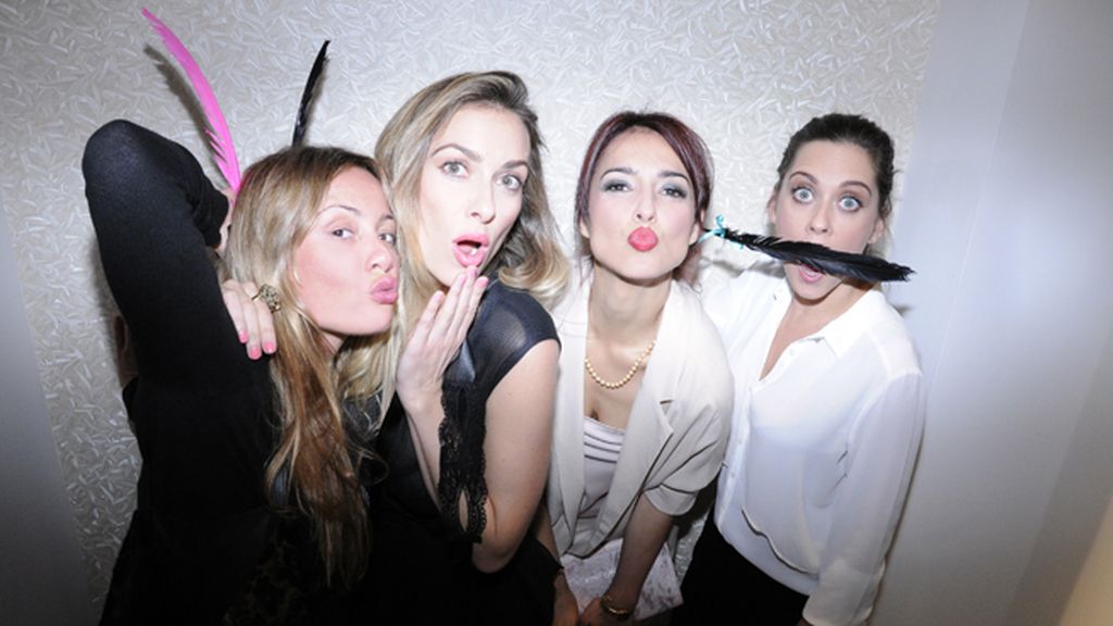 Paloma R. Juanes, Kira Miró, Cristina Brondo y María León, con plumas y a lo loco