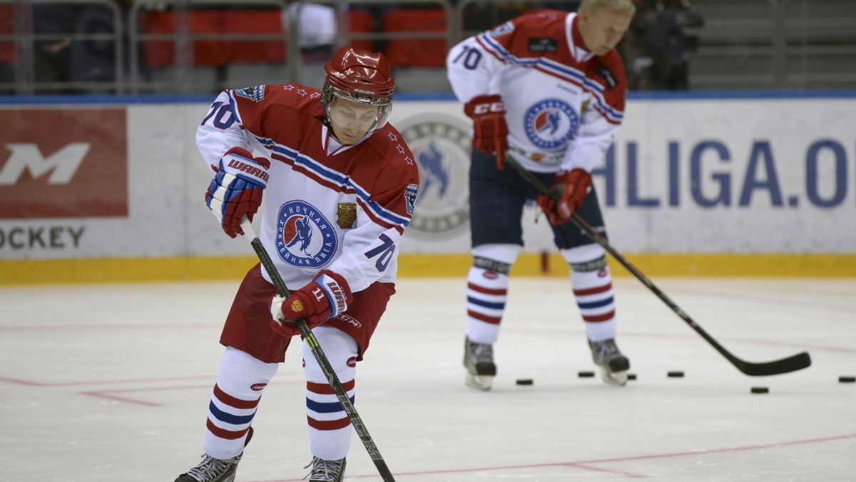 Vladímir Putin marca 8 goles en un partido de hockey sobre hielo