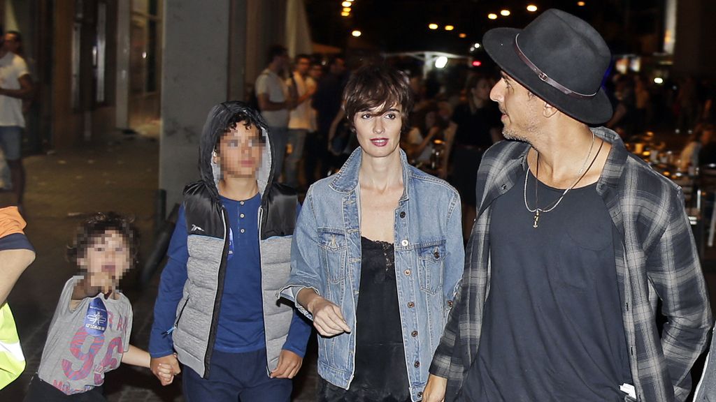 Rollazo familiar: Paz Vega y su 'troupe' rockera se van al concierto de 'Red Hot'