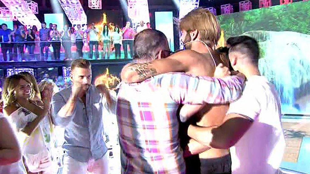 Jorge celebra su triunfo por todo lo alto