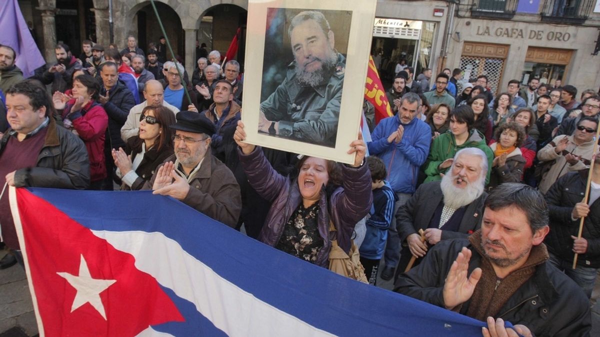 Miembros de la Asociación de Amizade Galego-Cubana "Francisco Villamil" durante el acto de homenaje en recuerdo del líder cubano de orígenes gallegos Fidel Castro