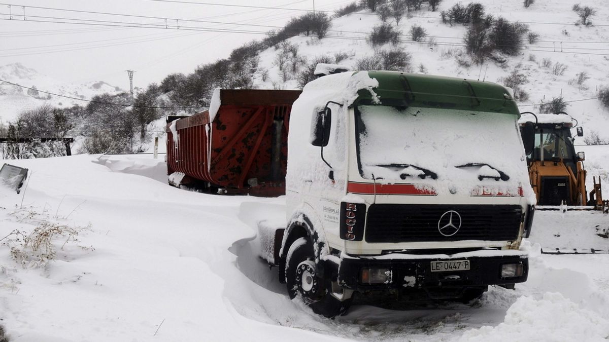 Un camión atrapado en la nieve