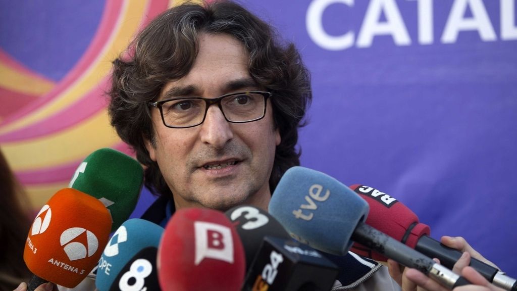 El diputado del PSC David Pérez atiende a los medios de comunicación en el acto organizado por Societat Civil Catalana para celebrar la fiesta del 12 de octubre con el acto "España suena bien" en el Parc Can Dragó de Nou Barris