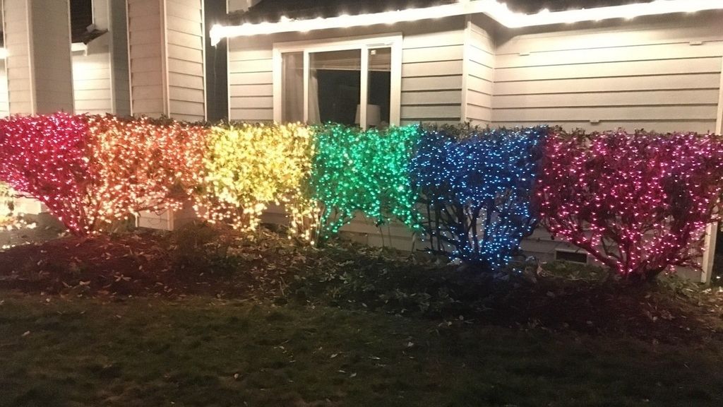 Decora su casa con luces de Navidad formando la bandera gay para desafiar a su vecina homófoba