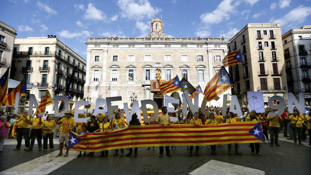 Centenares de personas concentrados en la plaza de Sant Jaume de Barcelona