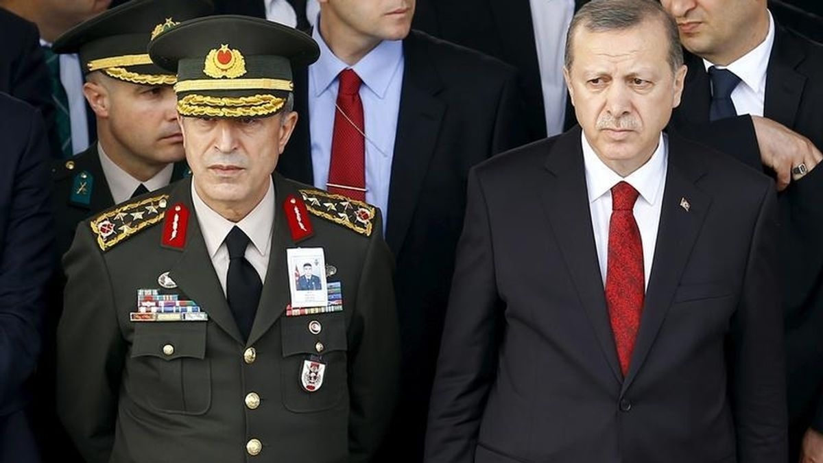 El presidente de Turquía Tayyip Erdogan y el jefe del Estado Mayor turco