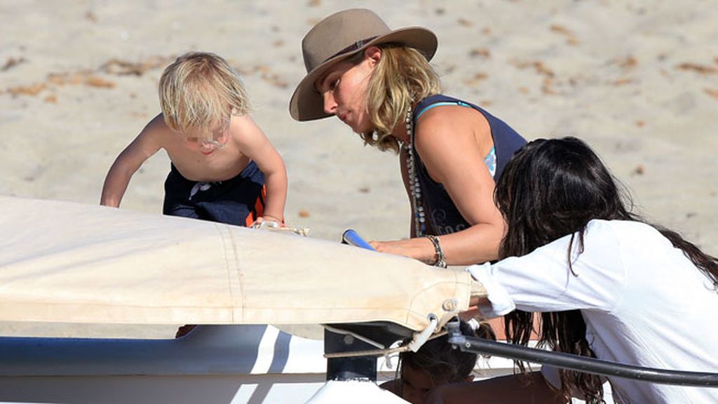 Baños y juegos en familia en el Mediterráneo