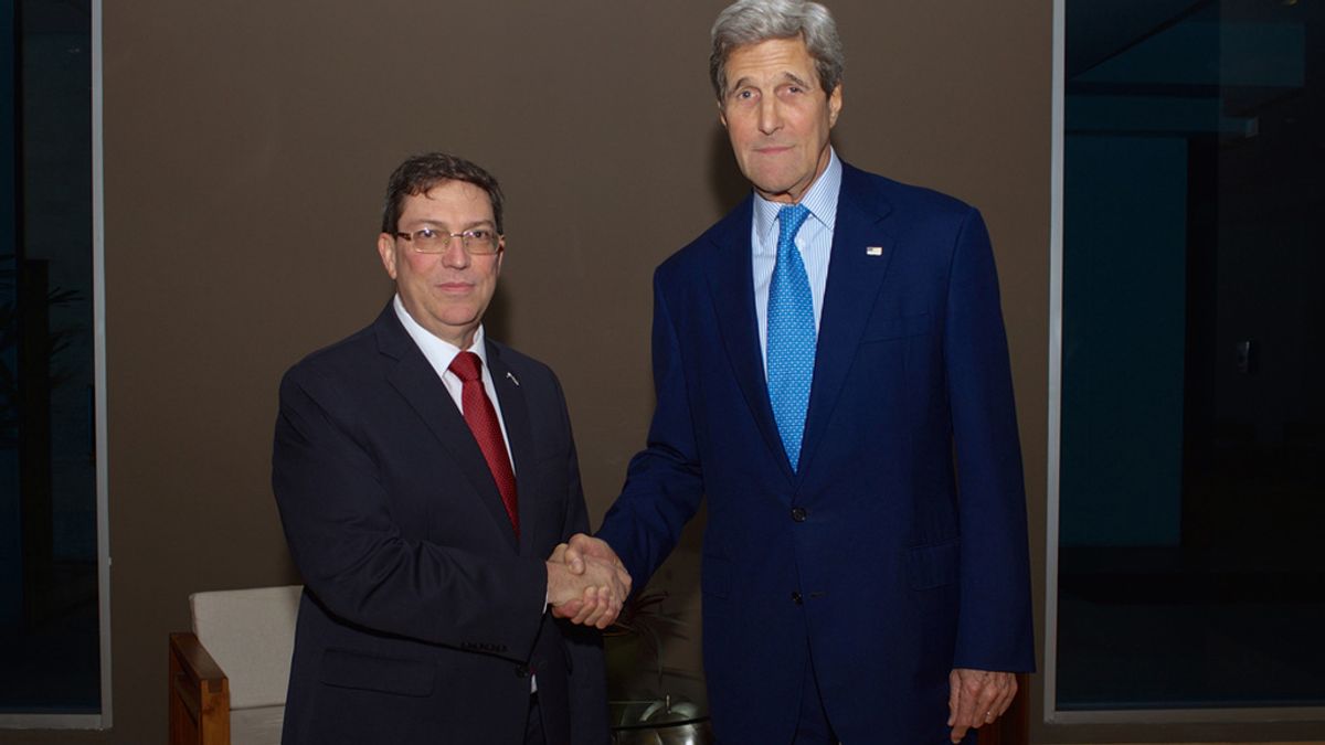 El secretario de Estado estadounidense, John Kerry, y el ministro de Relaciones Exteriores de Cuba, Bruno Rodríguez