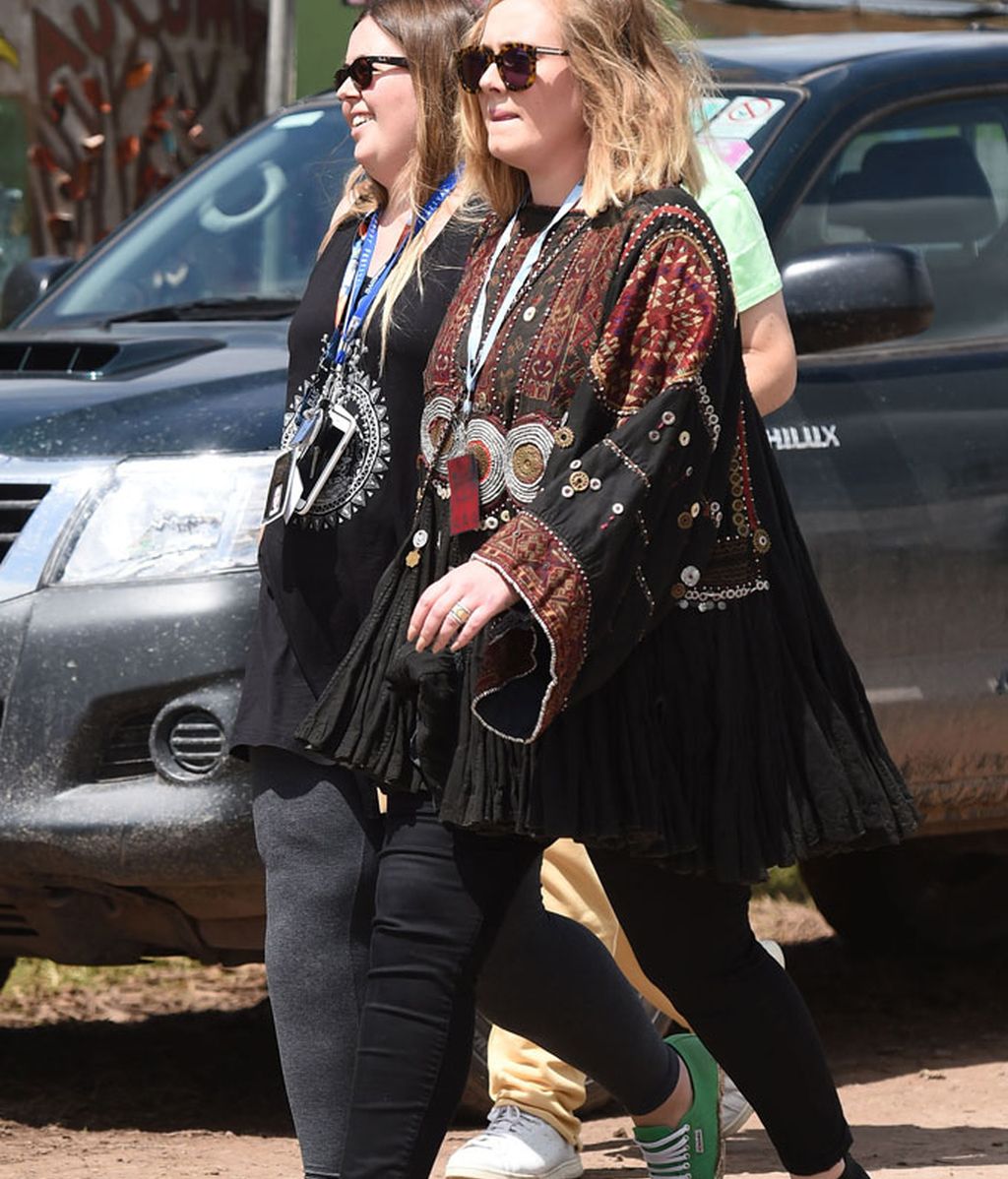 La cantante Adele acompañada de una amiga