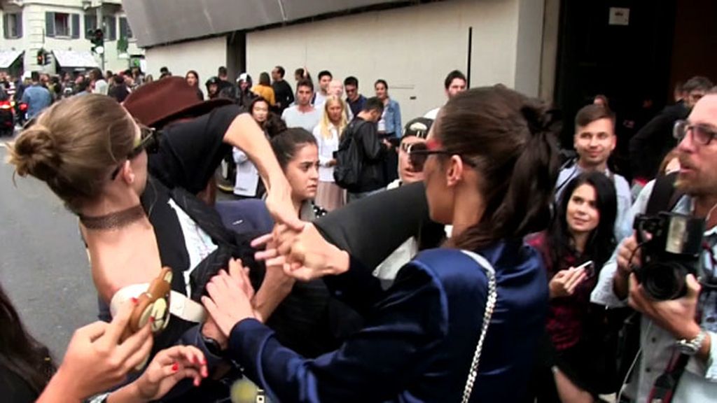 El hombre la agarró en la calle a la salida de un desfile en Milán