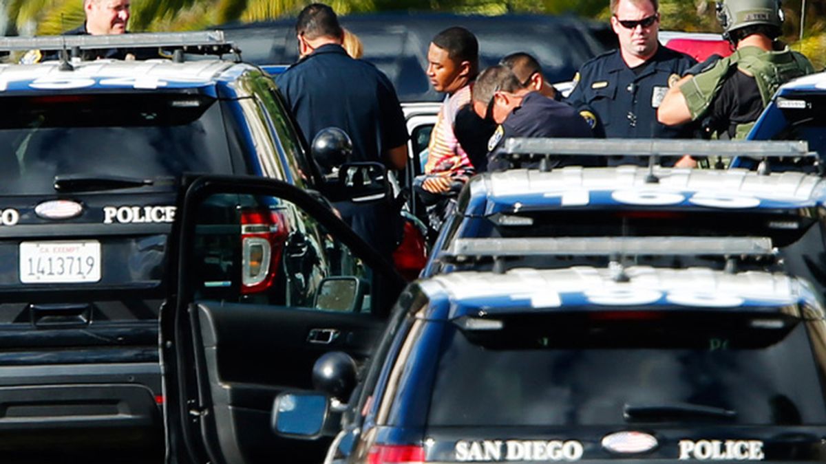 Un hombre armado se atrinchera durante horas y provoca el caos en San Diego