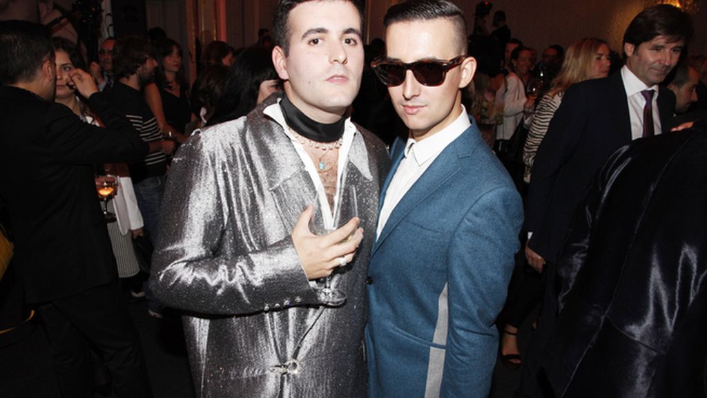 Junto a Alejandro Gómez Palomo, un joven y rompedor diseñador español que está en boca de todos. Mi traje es de García Madrid.