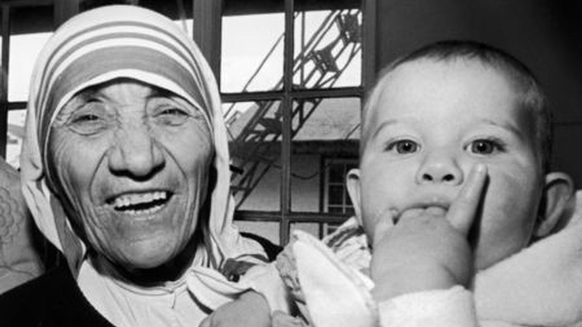 La Madre Teresa de Calcuta con un bebé