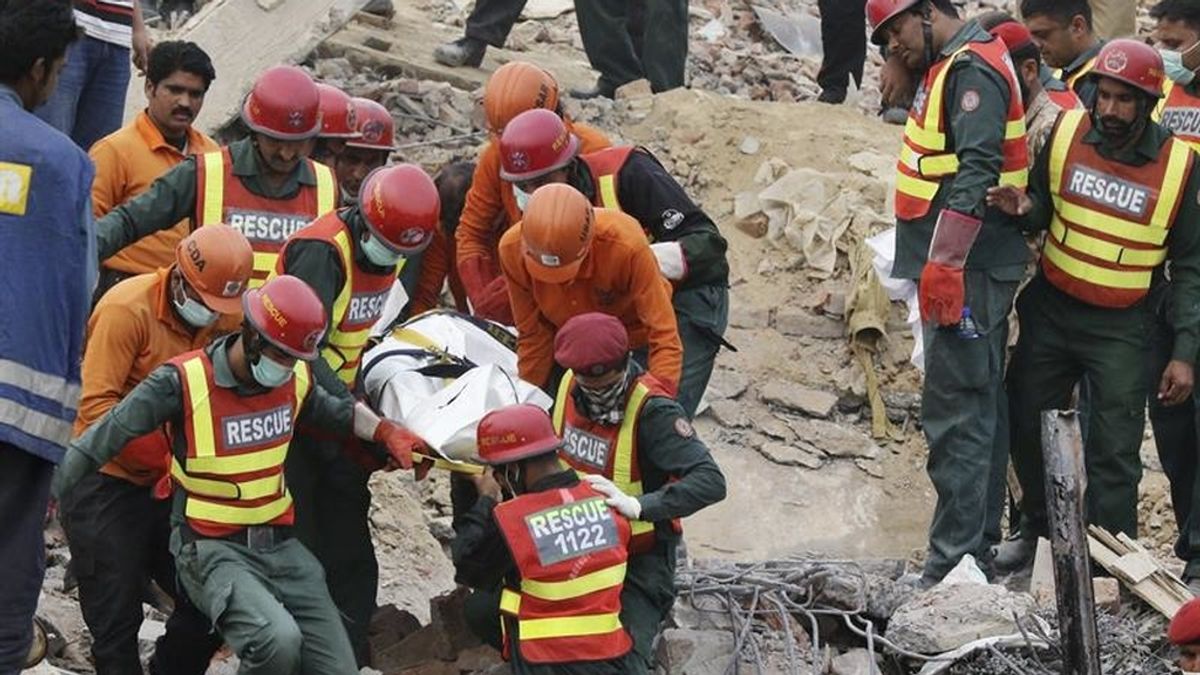 Ascienden a 49 los muertos por el derrumbe de una fábrica en Pakistán
