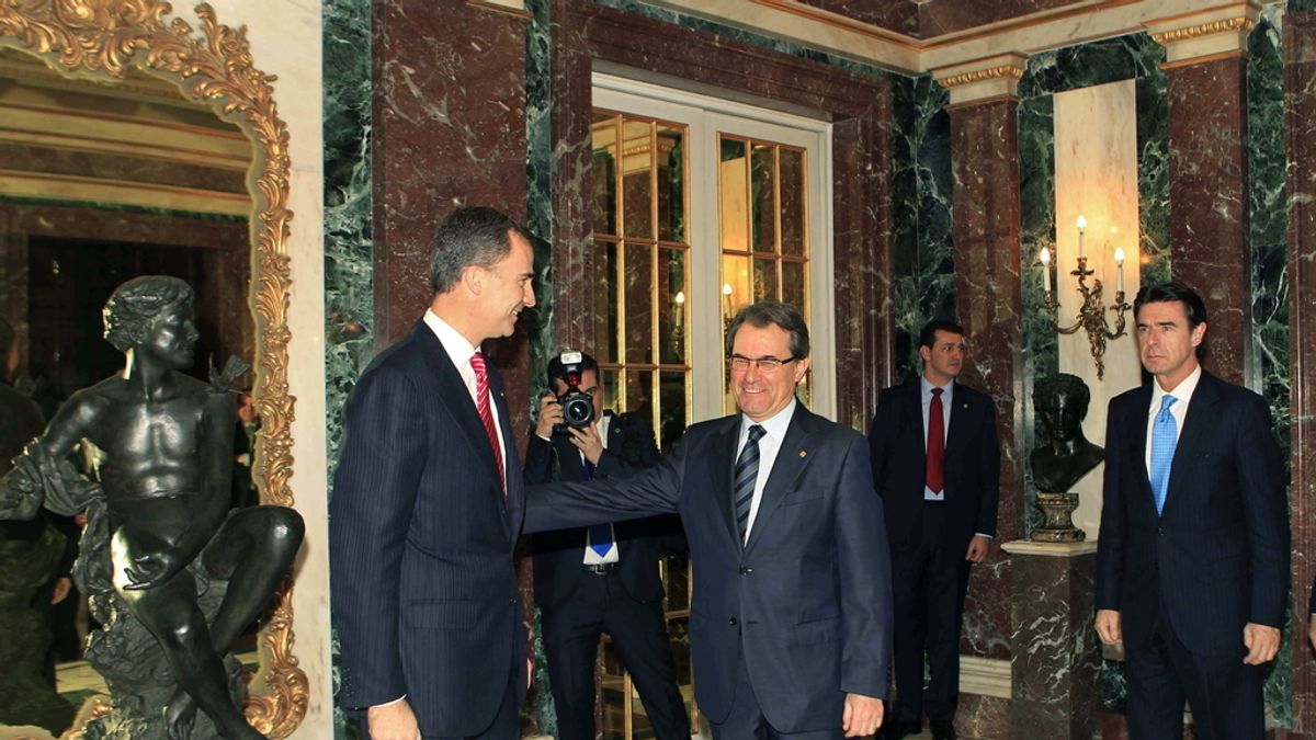 Artur Mas saluda al príncipe Felipe