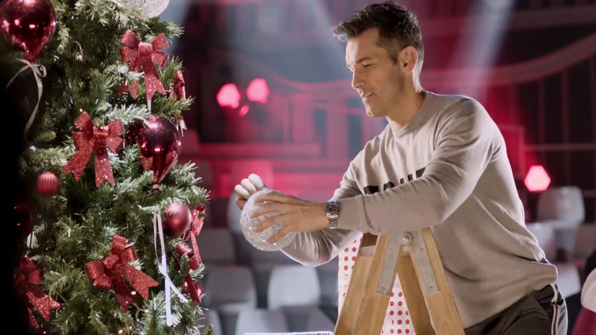 Coca-Cola lleva a cabo una acción especial navideña con rostros de Mediaset España