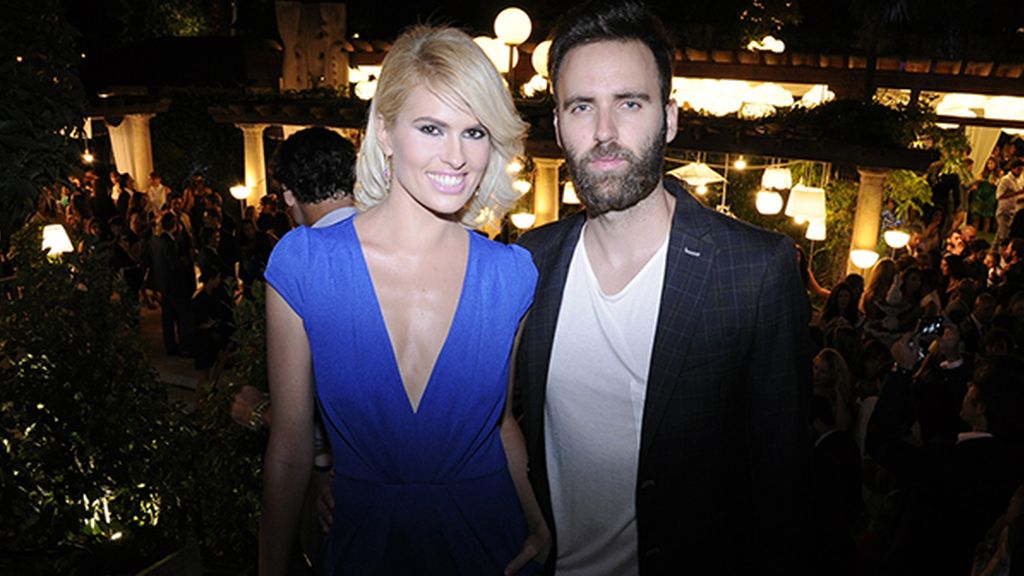 Adriana Abenia, con look de la firma Barbarella, posó junto a su novio Sergio Abad