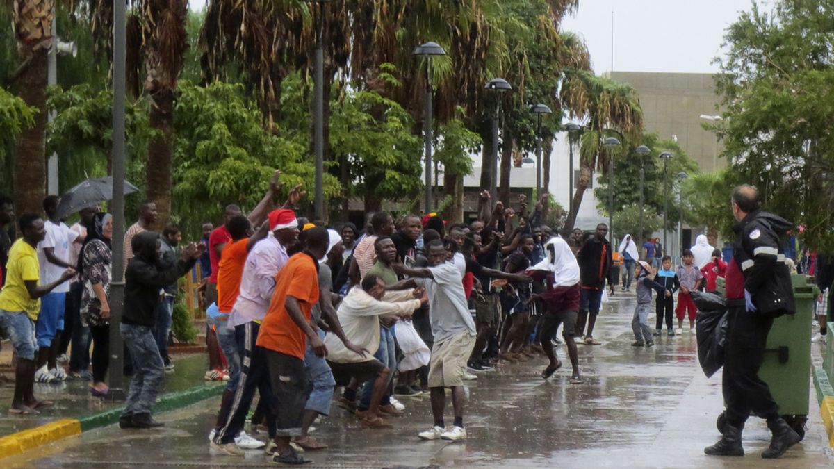 Un centenar de inmigrantes logra entrar en Melilla tras un salto en el que participaron unos 400