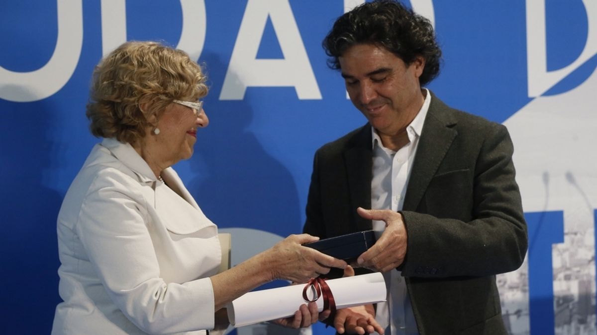 Manuela Carmena entrega Medalla de Oro