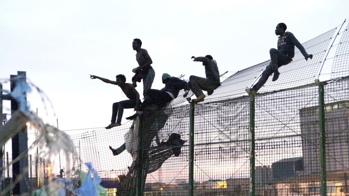 Una docena de inmigrantes logra entrar en Melilla