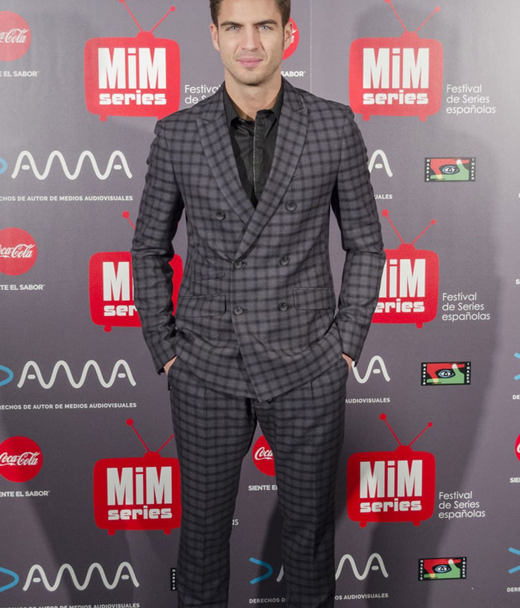Maxi Iglesias apostó por un traje de cuadros en tonos grises