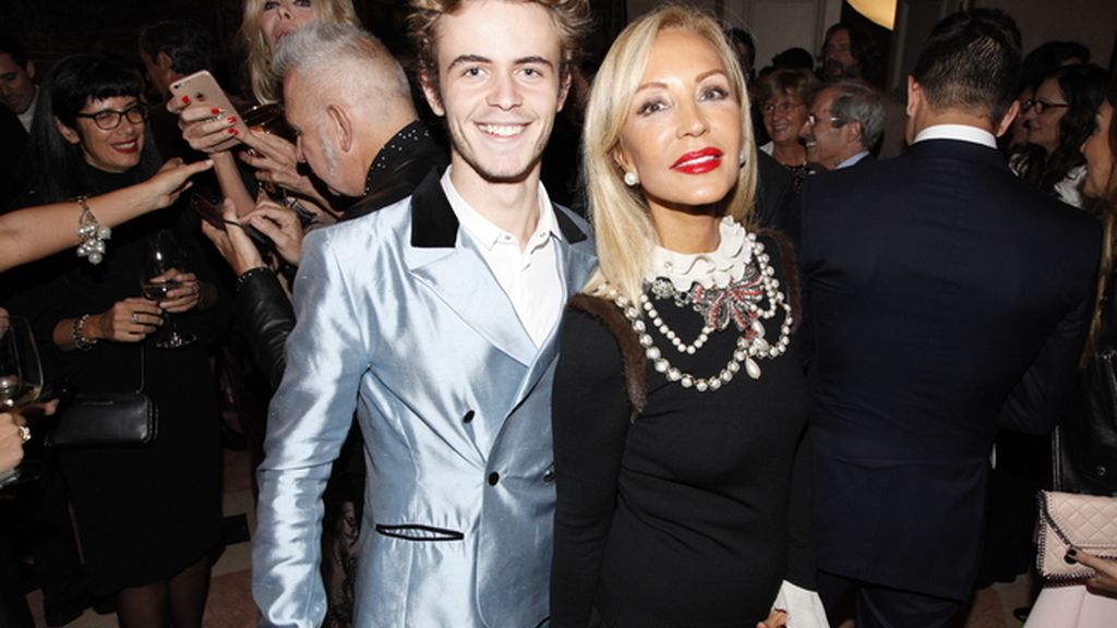 Carmen Lomana, con un diseño de Gucci, junto a su amigo José Luis