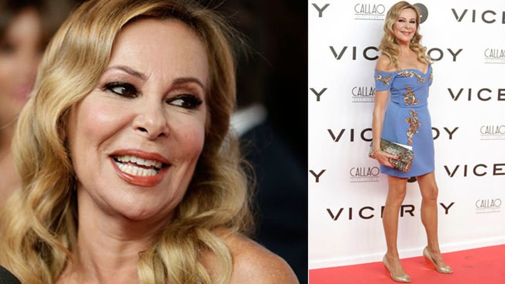 Ana Obregón, con vestido mini azul con brillos y cuñas doradas