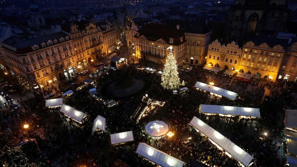 La decoración navideña centra la atención de los viandantes en las calles