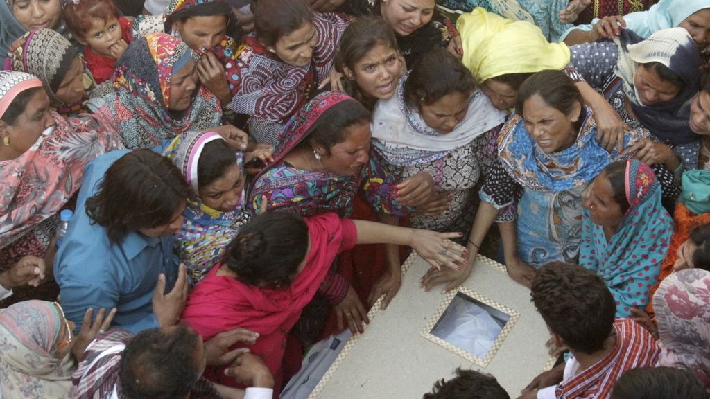 Comienzan a enterrar a las víctimas del atentado de Pakistán