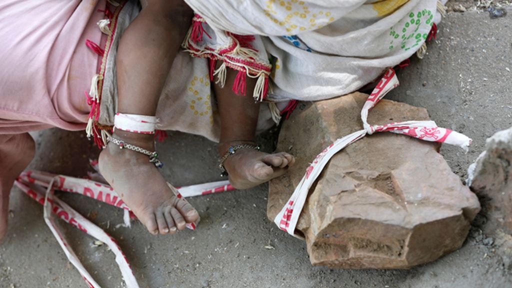 Con 15 meses de edad se pasa el día atada a una piedra