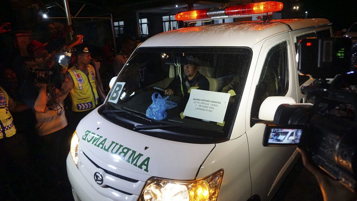 Ambulancia con el cuerpo del brasileño Marco Archer en Indonesia