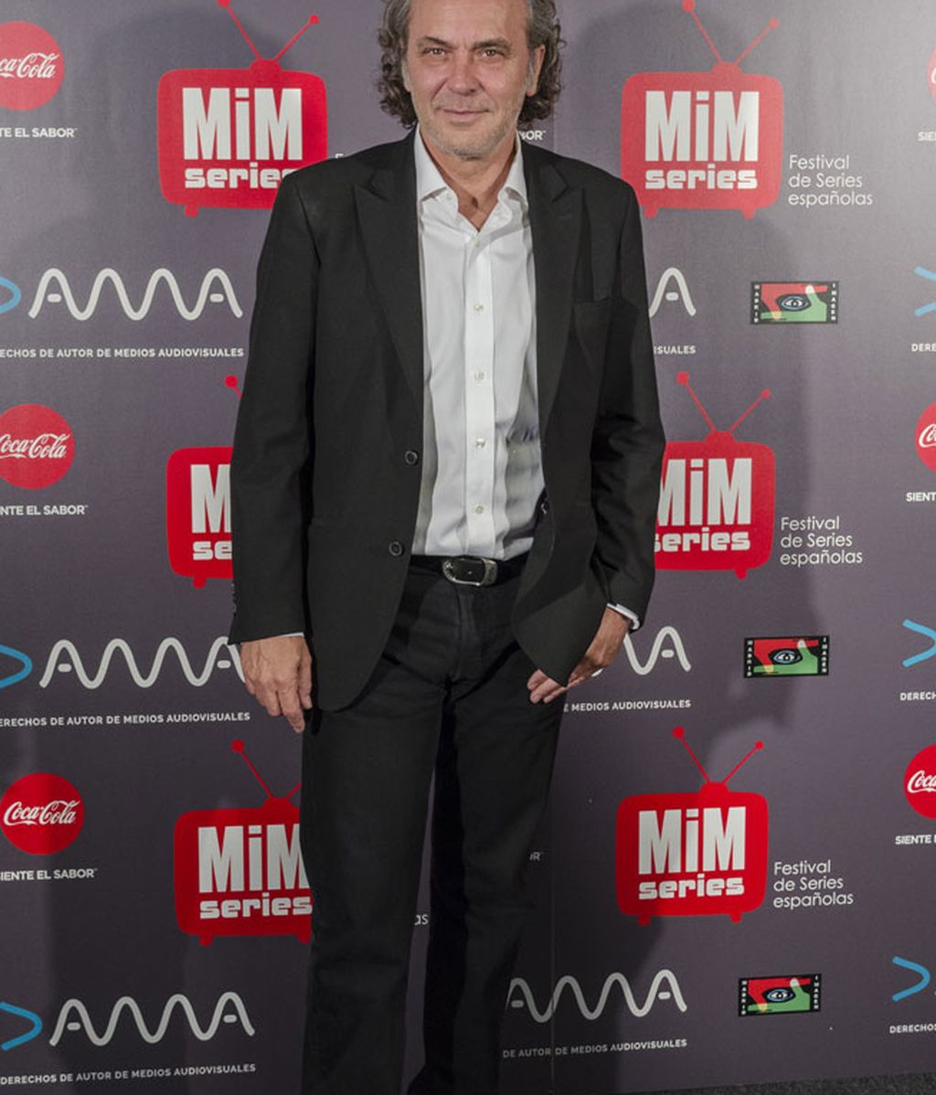 José Coronado fiel a su 'look' casual: vaquero negro, camisa y chaqueta