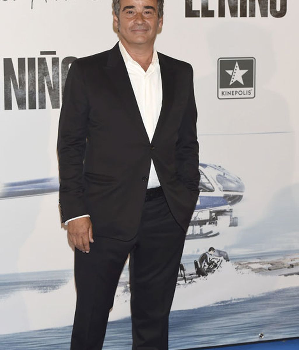 El actor Eduard Fernández también vestido de negro y camisa blanca