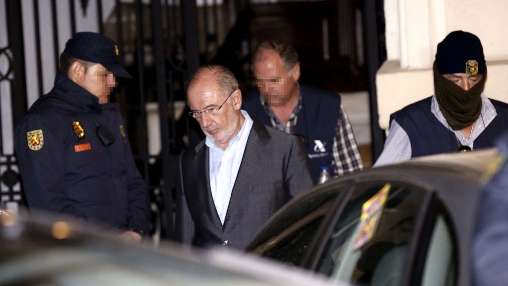 Rodrigo Rato abandona su despacho al concluir el registro de funcionarios de la AEAT