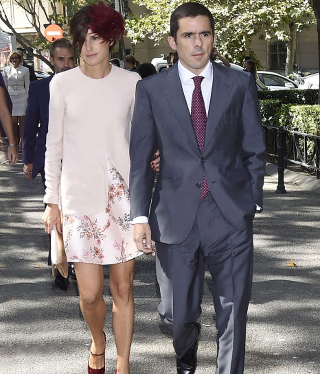 Cayetano Martínez de Irujo presenta a su novia en la boda de su sobrino