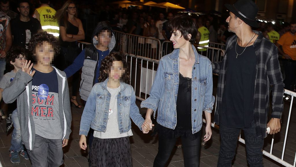 Rollazo familiar: Paz Vega y su 'troupe' rockera se van al concierto de 'Red Hot'