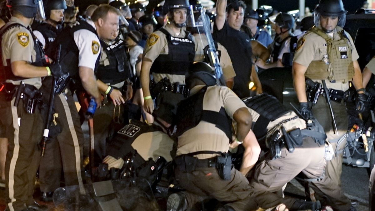 Más de medio centenar de detenidos en una nueva jornada de protestas en Ferguson