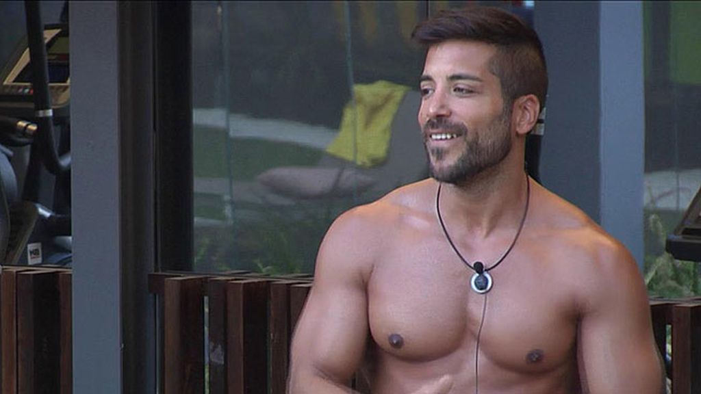 Piel bronceada y torso al descubierto... sube la temperatura en la casa de Guadalix