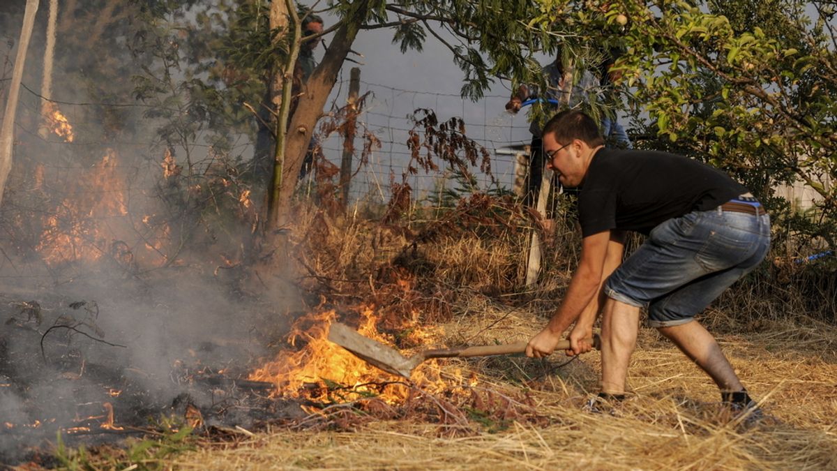 Un vecino intenta apagar las llamas en la provincia de Ourense