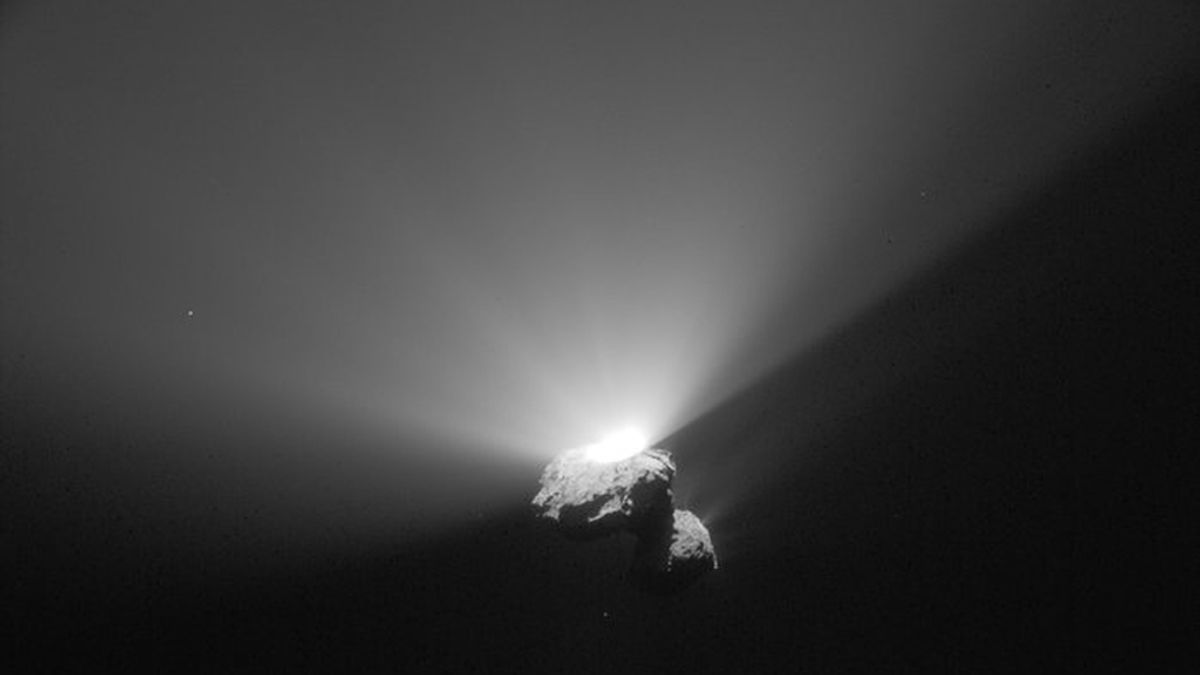 Espectacular estallido en el cometa que orbita Rosetta