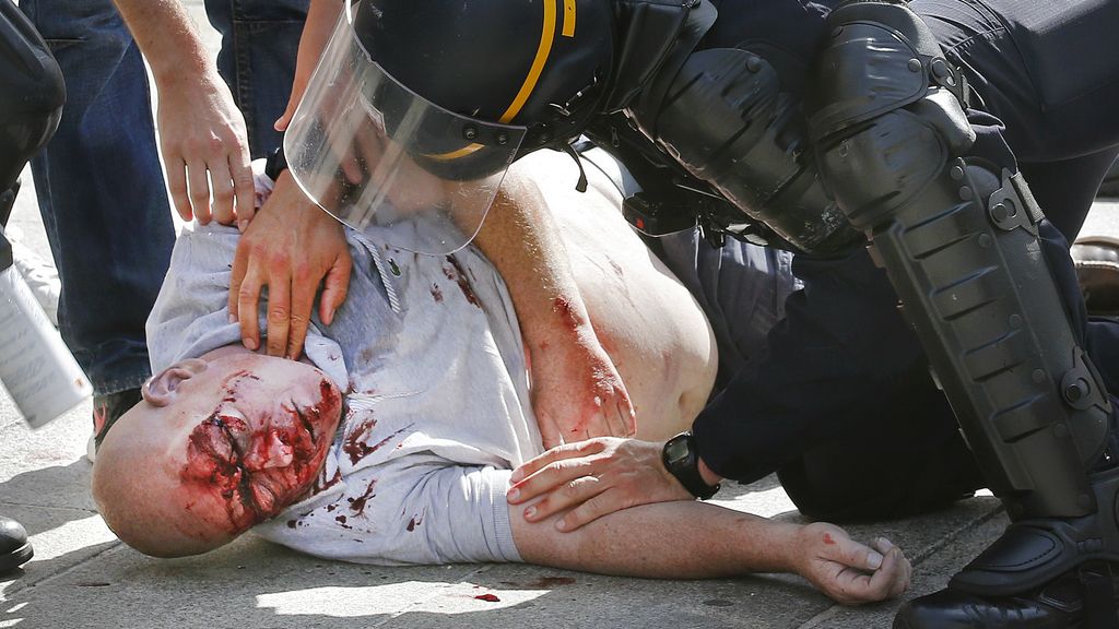 Ingleses y rusos se enfrentan por la calles de la ciudad portuaria