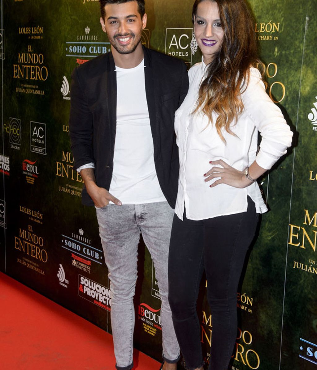 Jorge González asistió con su pareja Arabia Heredia