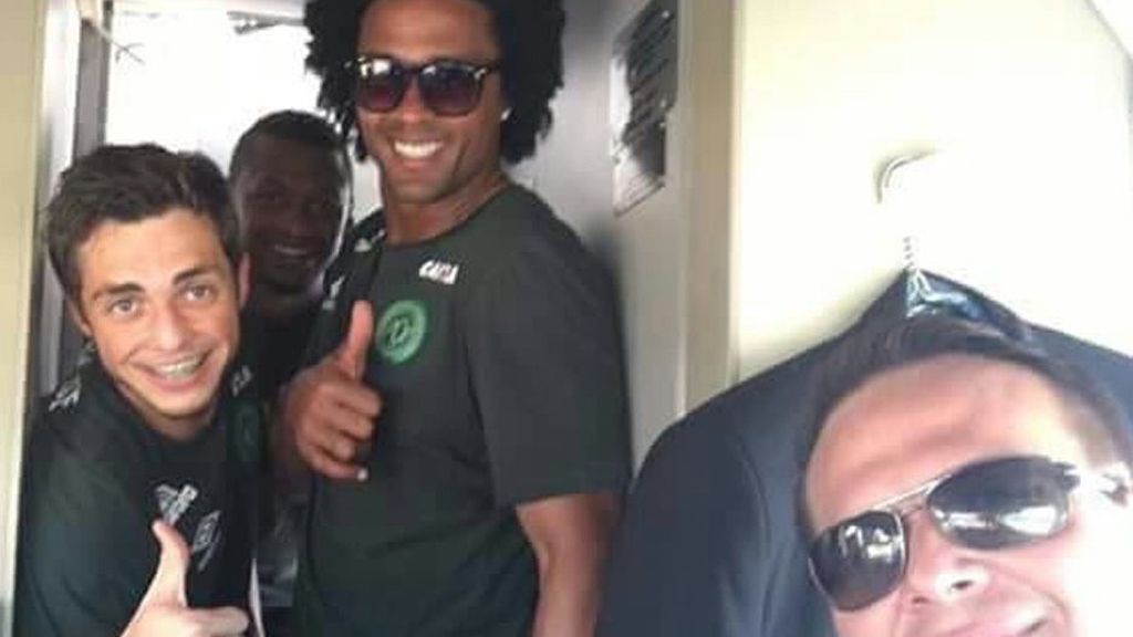 Los jugadores con el piloto del avión