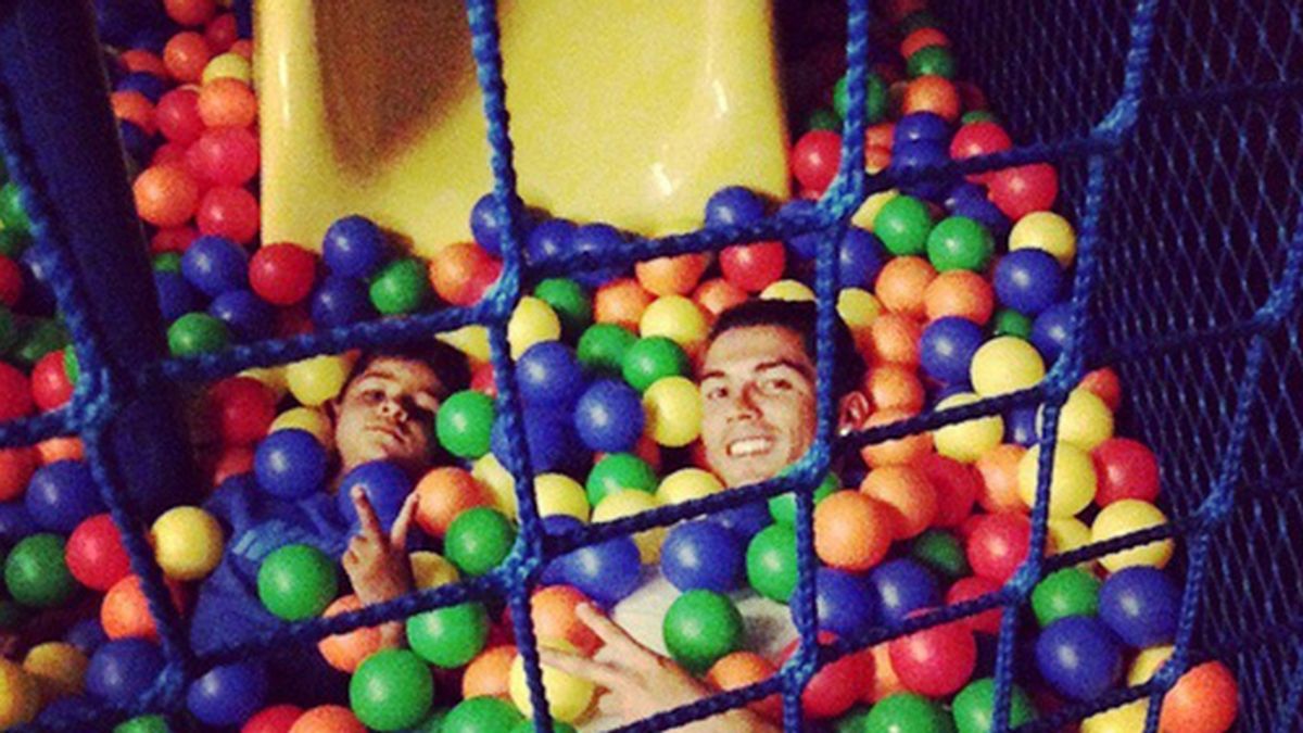 Cristiano Ronaldo, todo un padrazo, se divierte con su hijo en un parque de bolas