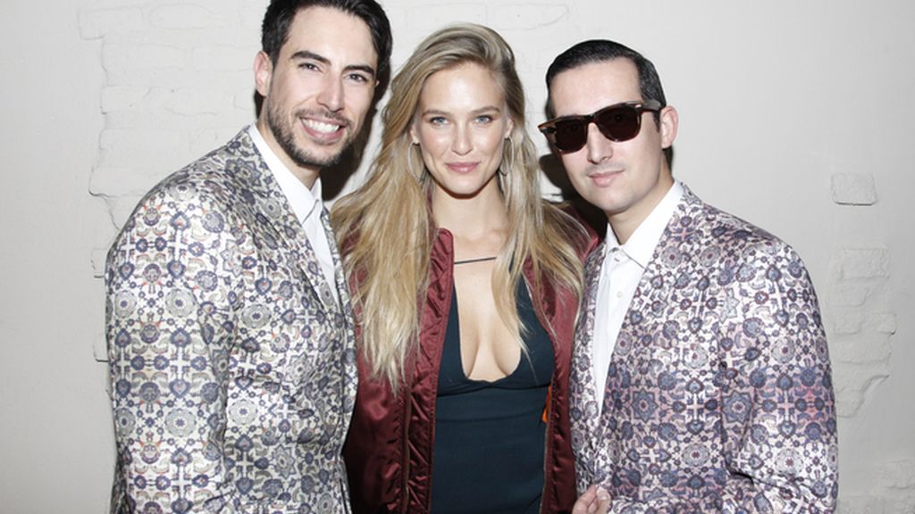 Posando con Bar Refaeli. Nuestras americanas son de Paco Varela.