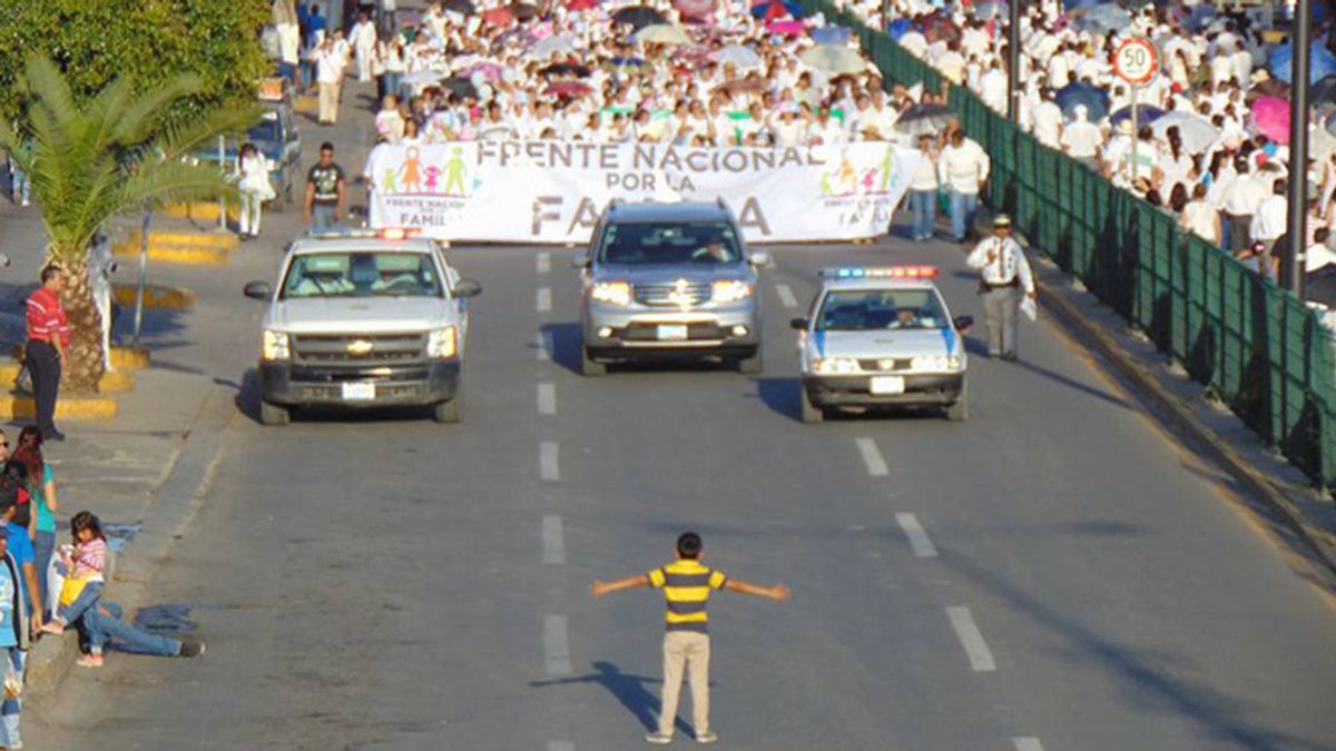 "El niño de Celaya", la nueva fotografía icónica en contra de la homobofia