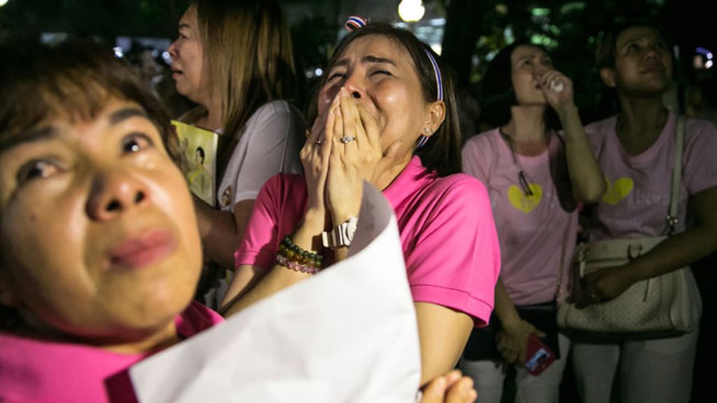 Los tailandeses lloran la muerte de Bhumibol, su rey durante 70 años.